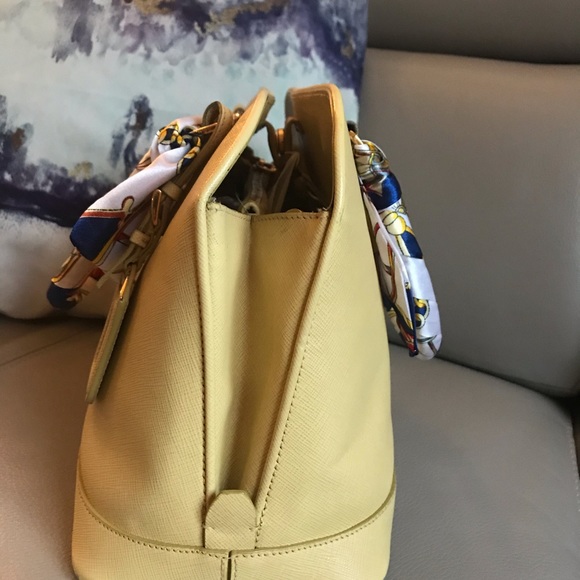 Prada - Picture 2 of 11